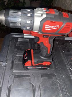 Milwaukee M18 18-Volt Lithium-Ion Cordless 1/2 in. Drill Driver With 2.0 Battery