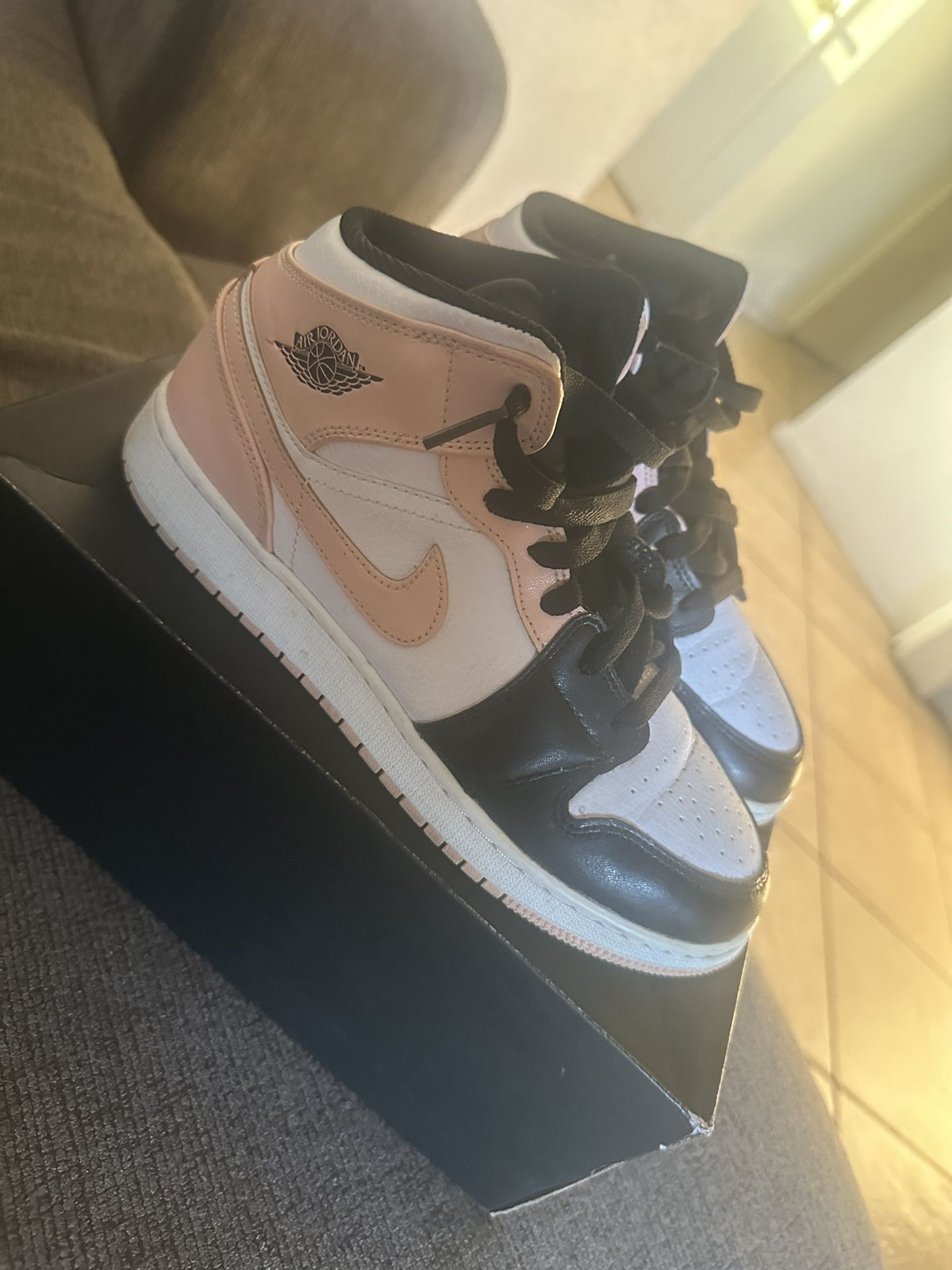 Air Jordan 1 Mid (GS) Size 6.5Y