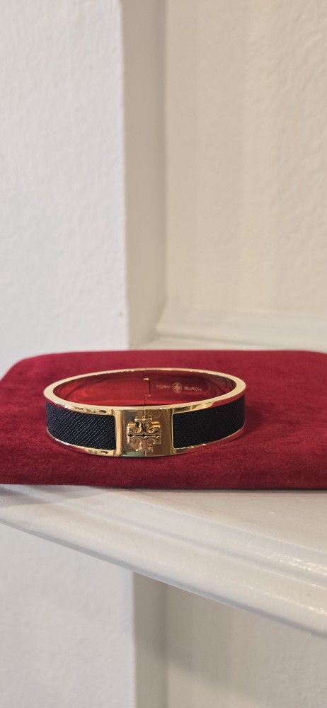 Brand New Black Tory Burch Kira Enamel Medium Hinged Bangle Bracelet with logo 18K-Gold-Plated