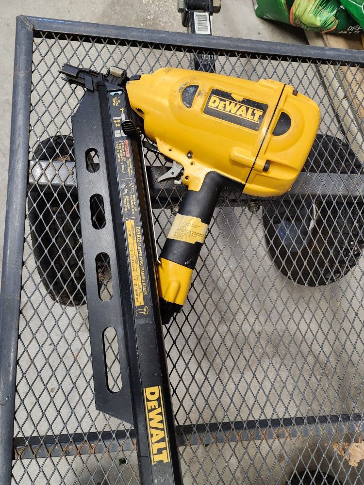 Dewalt Framing Nail Gun 51822 With Case Of Nails for Sale in Rocky Point, NY OfferUp