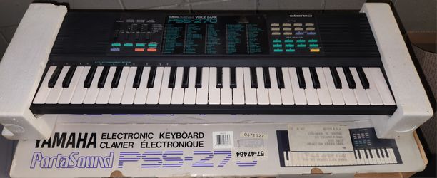 vintage Yamaha PSS-270 PortaSound Voice Bank electronic keyboard. 