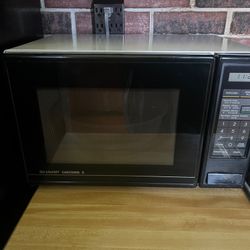 Microwave Sharp Carousel 2 countertop Smoke and pet free household