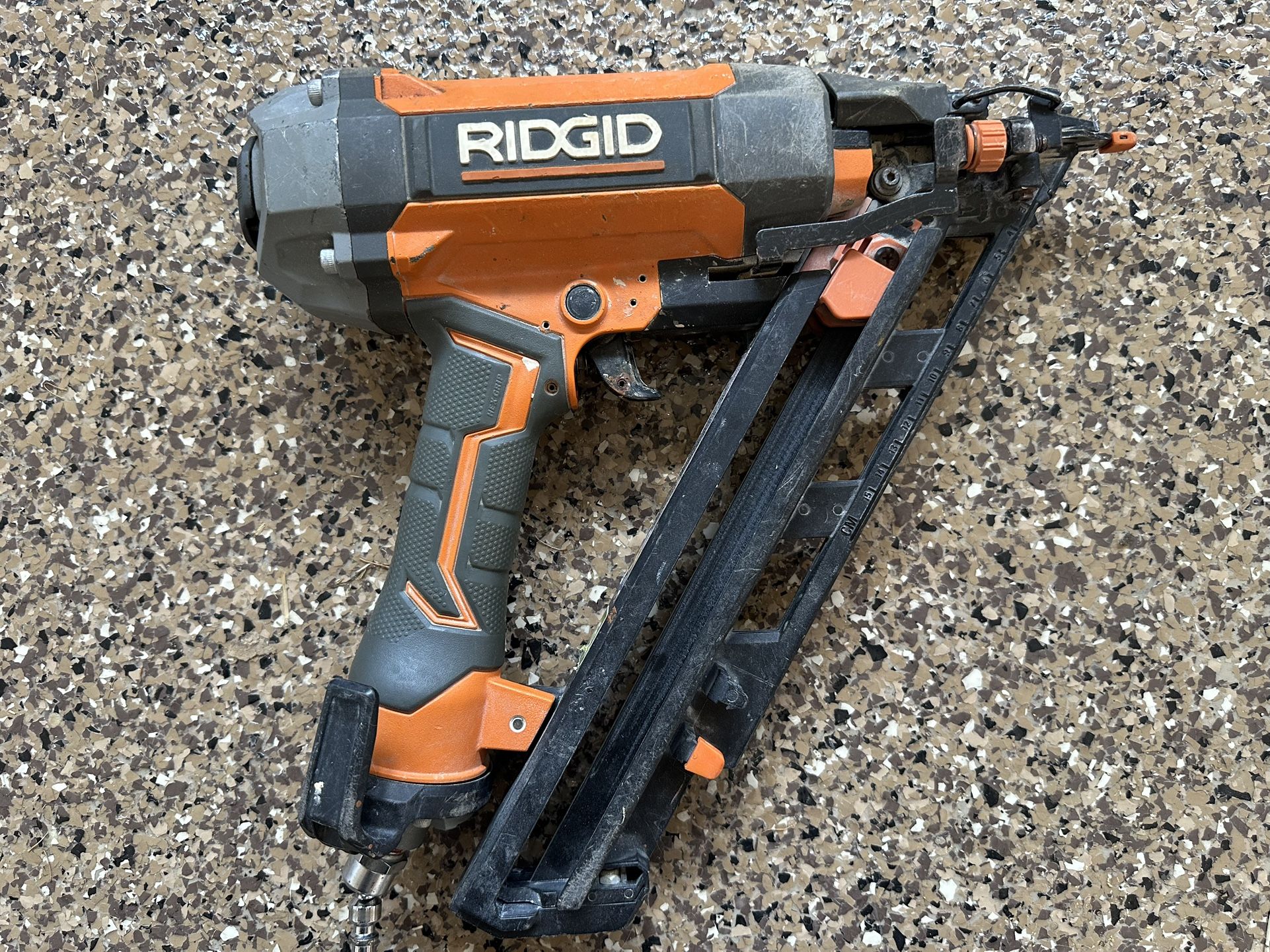 RIDGID 15-Gauge Angled Finishing Nailer R250AFF