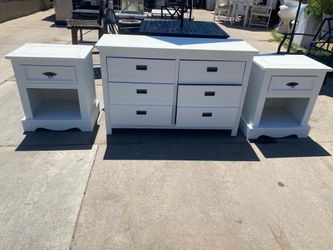 Really nice dresser with 2 nightstands