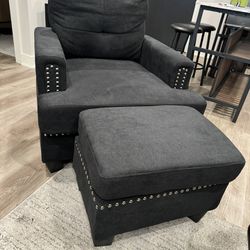 Black Couch Seat With Foot Rest 