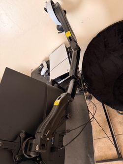 Dual monitor floating stand
