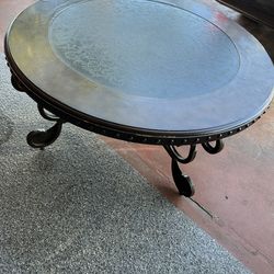 Beautiful table 4 feet high middle is magnetic