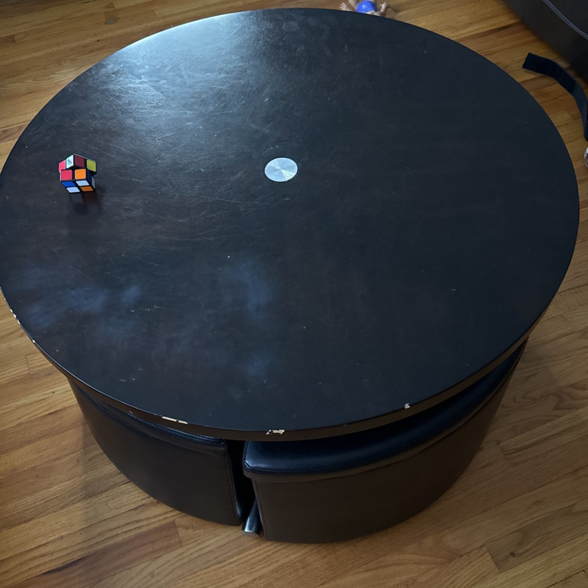 Una Mesa Con Sillas