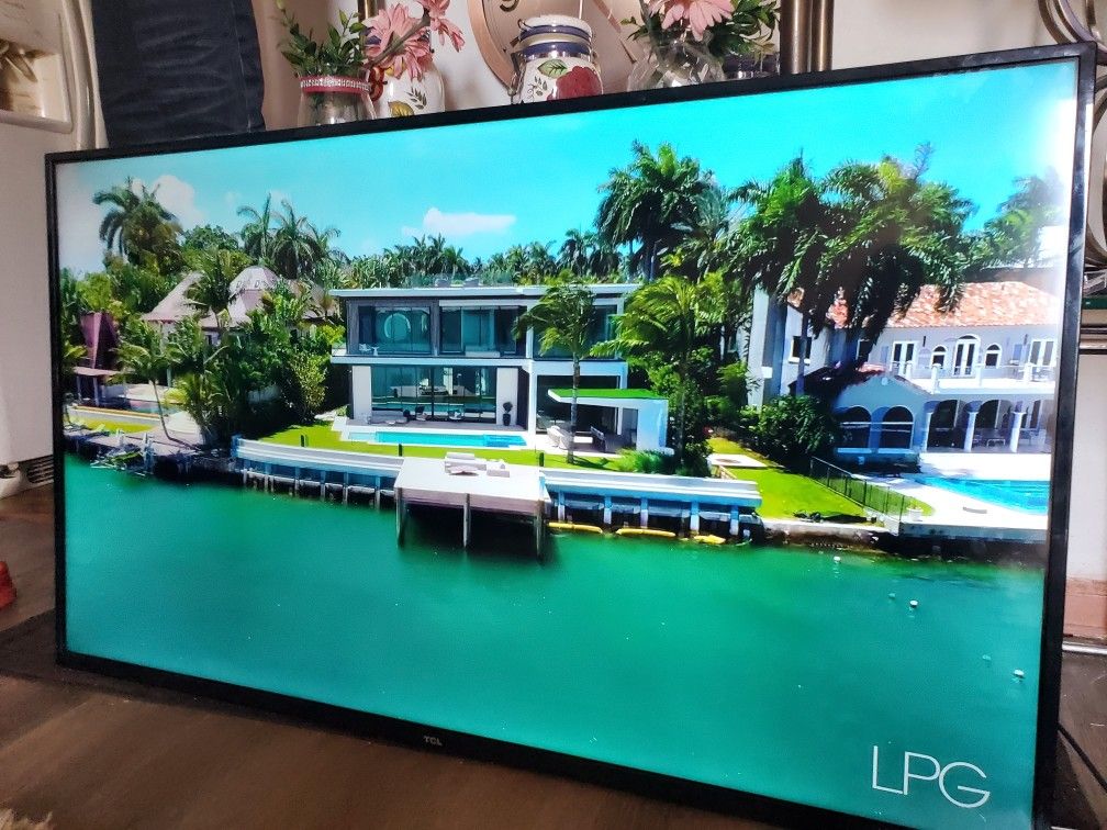 55" TCL Roku Smart Tv 4k Great Condition Comes With Wall Mount Set. Great Quality Pic No Scratch