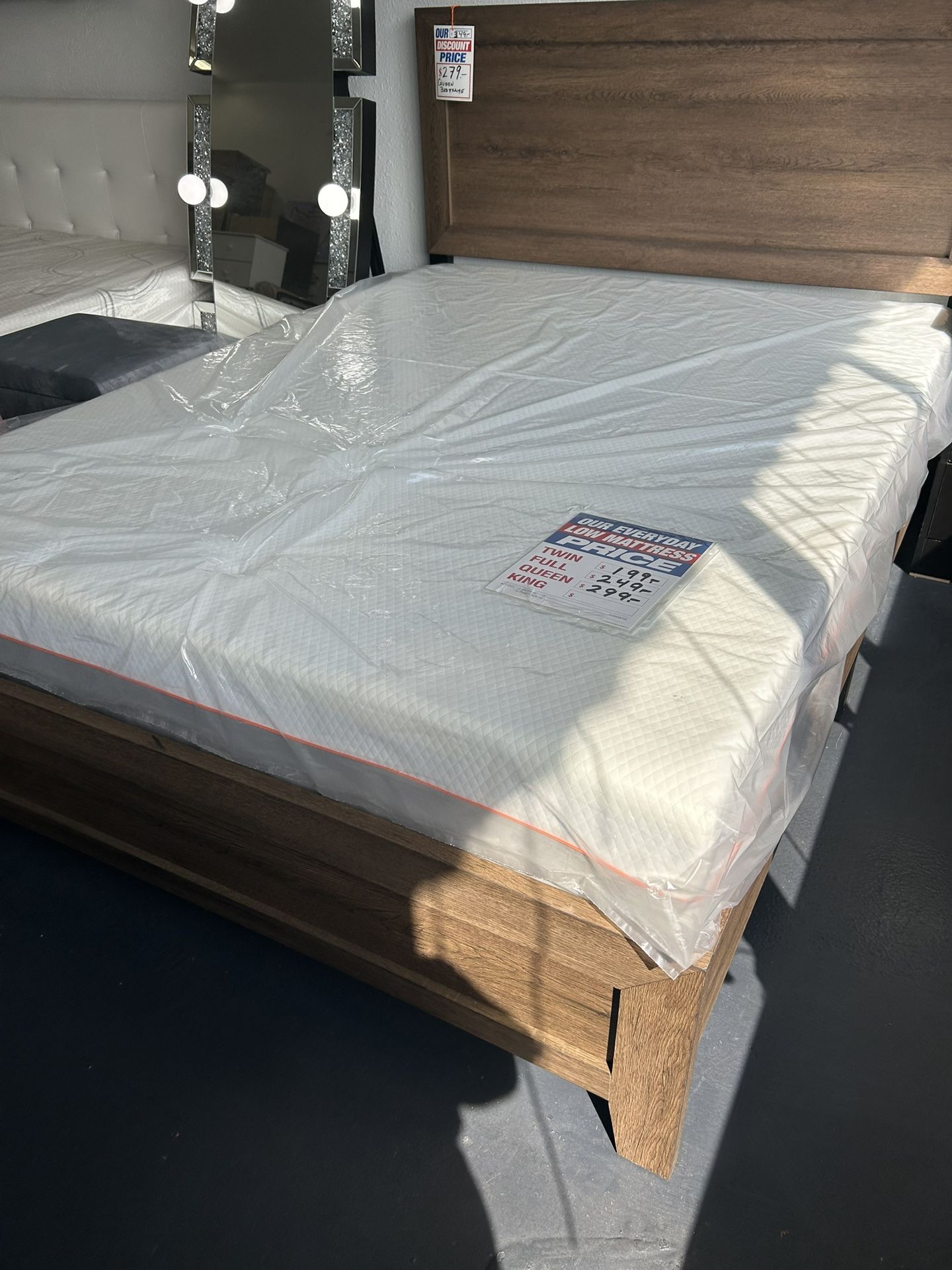 Queen Size Memory Foam Mattress ( Financing Available)
