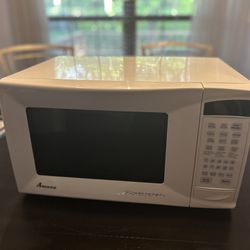 White Amana Radarange Microwave 