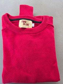 NEO BLUE   SIZE SMALL RED CREWNECK KNIT SWEATER.