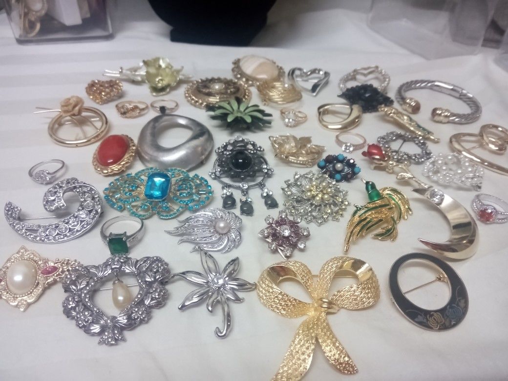 Brooch And Ring Lot 