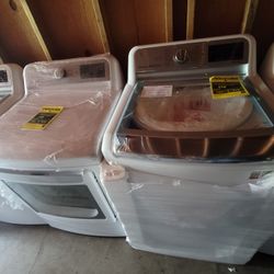 New LG Large Capacity 5.5cu Ft Top Load Washer And Gas Dryer Set 