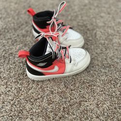 Toddler girls nike shoes size 7.5c