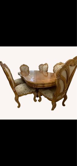 Dining room table and  8 chairs in very good condition