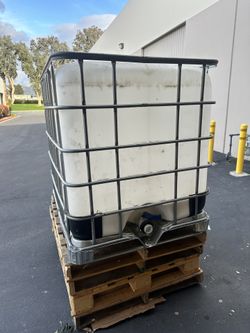 IBC tote 275 Gallons/1 Ton