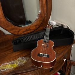 Ukelele w Case