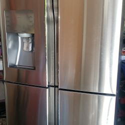 Samsung refrigerator for parts or repair RF28K9070SR 