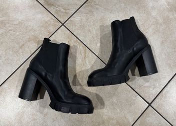 Women’s Guess Boots 9.5