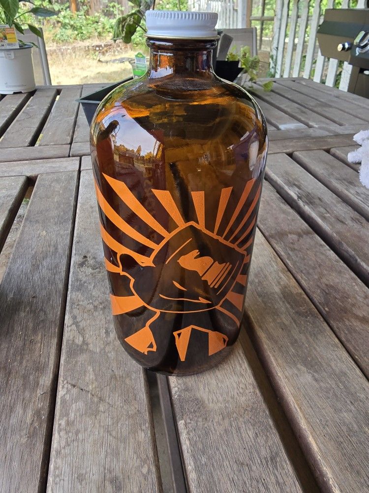 Laurelwood Brewing 32oz Growler