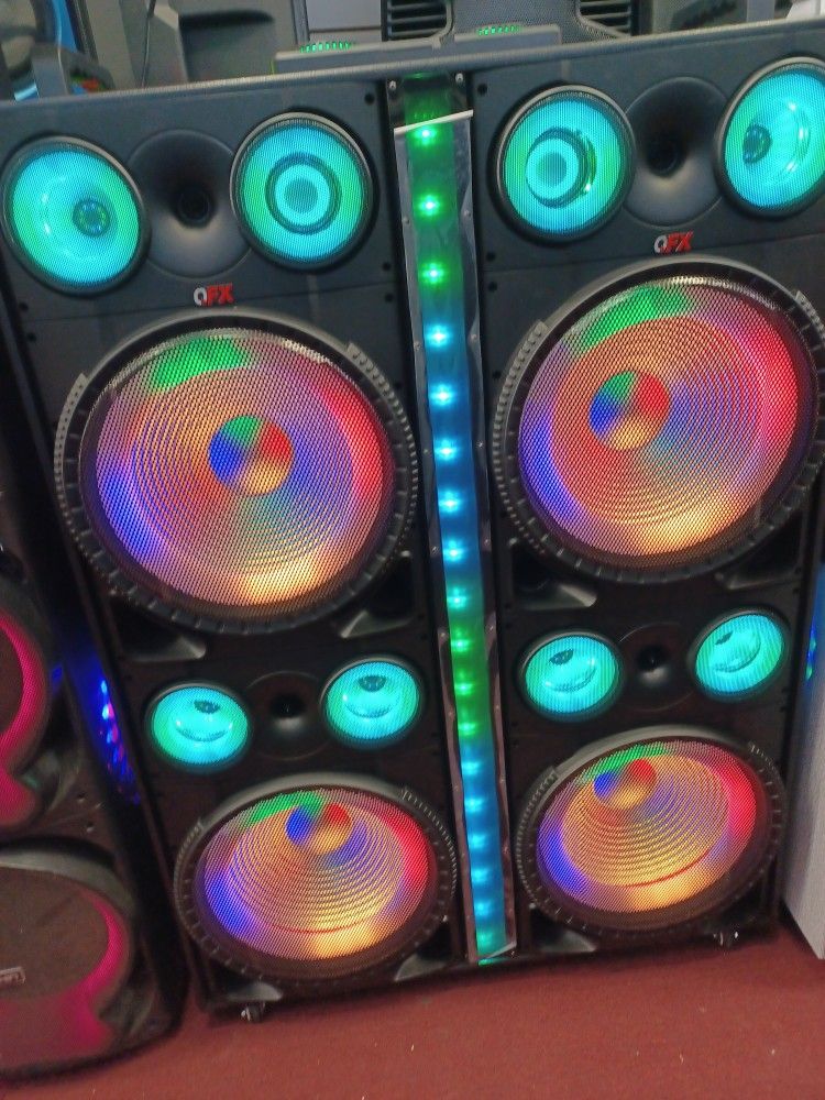 4 15" Woofers. Perfect For Party Events And Kareoke Singing. Beautiful Lighting Show. Free 🎤 Included