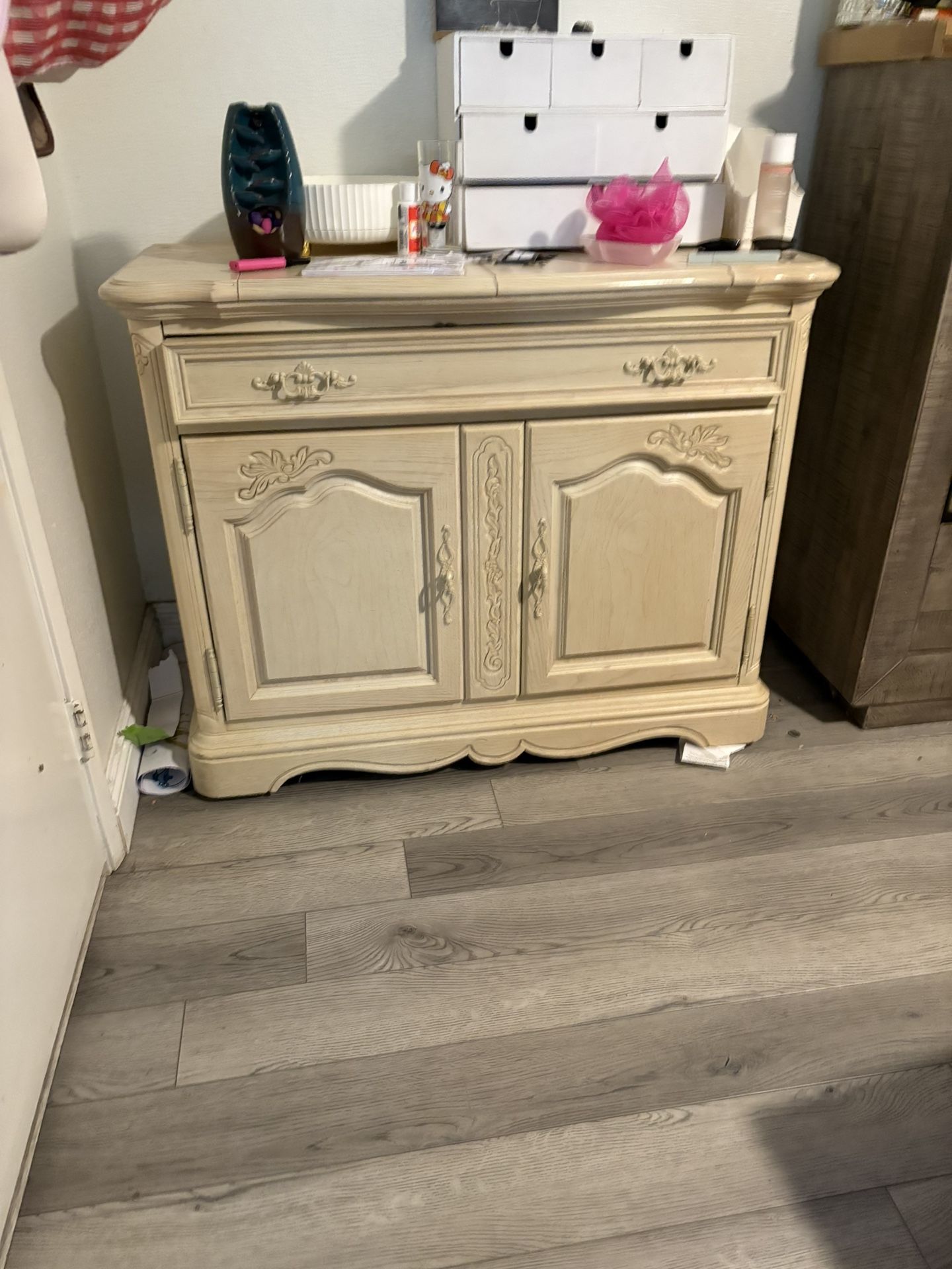 vintage stanley cupboard , really good condition!!! has a top drawer and a foldable top