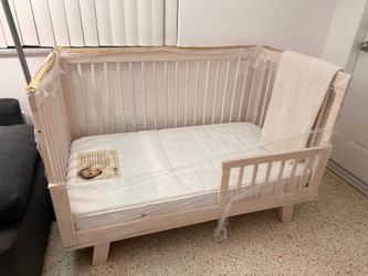 Cuna convertible para bebé con colchón