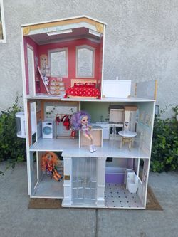 Rainbow High Dollhouse with Dolls and Furniture