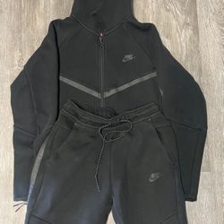 black nike tech sweatsuit 