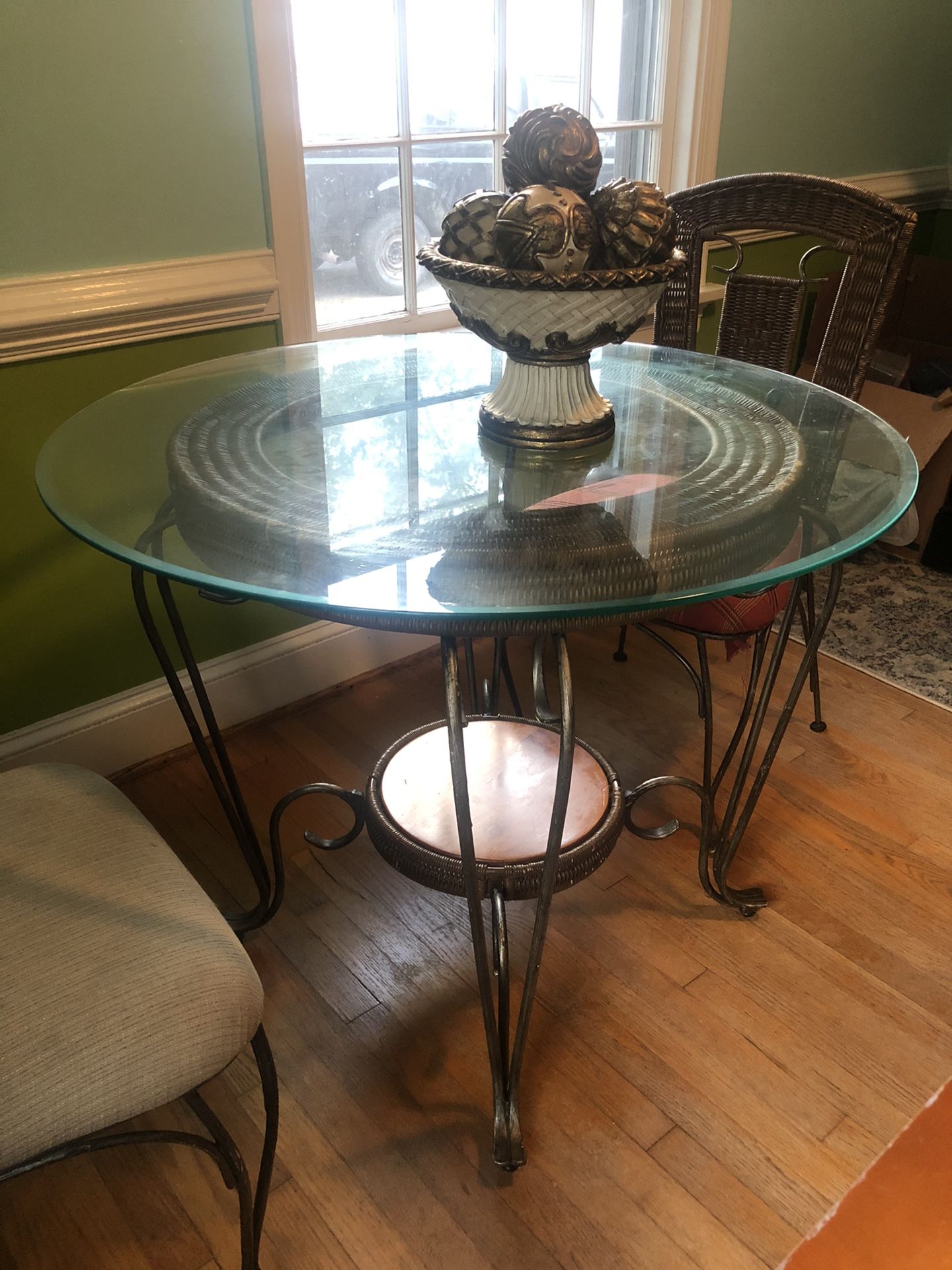 Dining room table and 4 chairs
