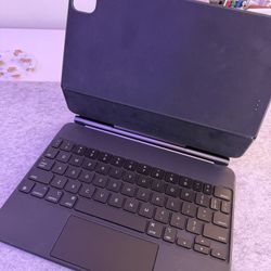 Ipad pro 11 inch case bought it brand new for 400$
