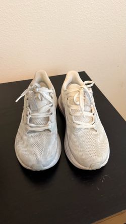 Women’s Nike tennis shoes