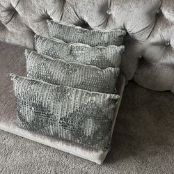 4 Pillows Like New ء