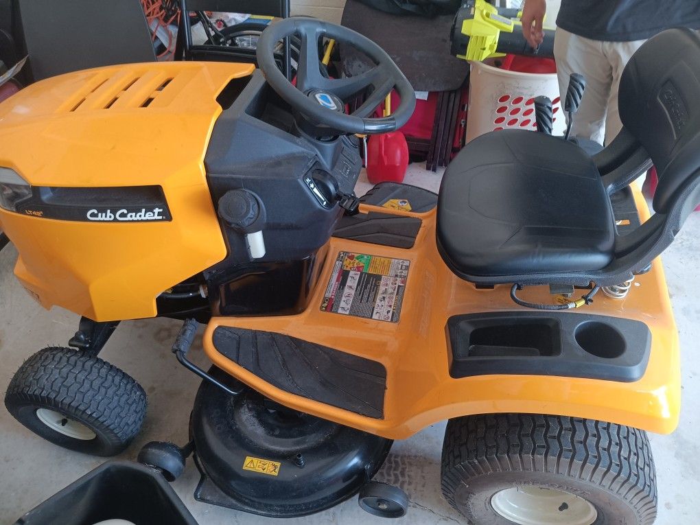 Cub Cadet XT1 42" Lawn Tractor Excellent Condition.