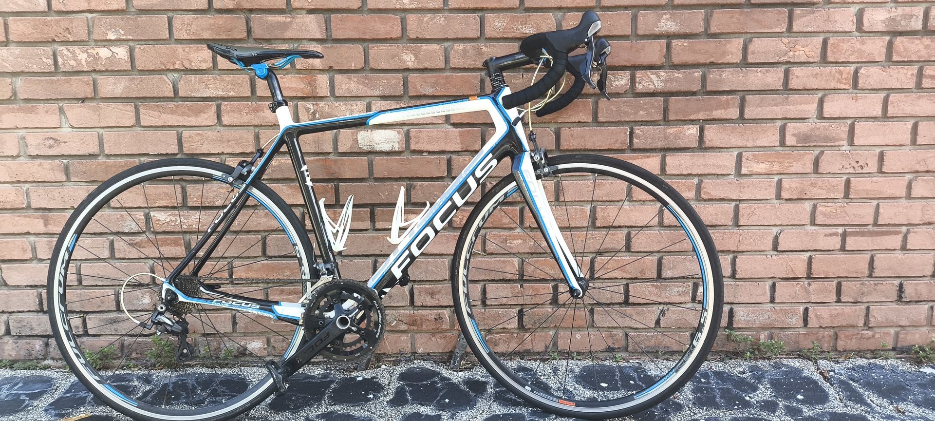 Focus Cayo Evo 4.0 – Carbon Road Bike 57 cm - SHIMANO ULTEGRA 10 SPEED FSA - $595 OBO