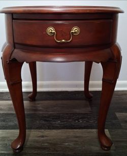 Thomasville accent/side table