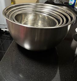 Mixing Bowls with lids set