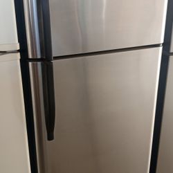 IM SELLING KENMORE REFRIGERATOR ALMOST NEW WORKS PERFECT WITH WARRANTY AND DELIVERY 🚚