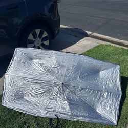 Free: Windshield sunscreen that umbrellas open and close