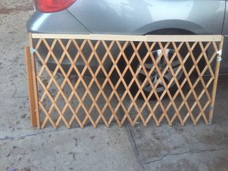 Baby / pet gate