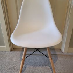 Dining Chair With Wooden Leg
