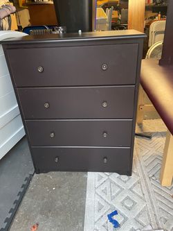 Nice drown 4-Drawer Dresser Chest