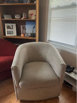Swivel lounge chair