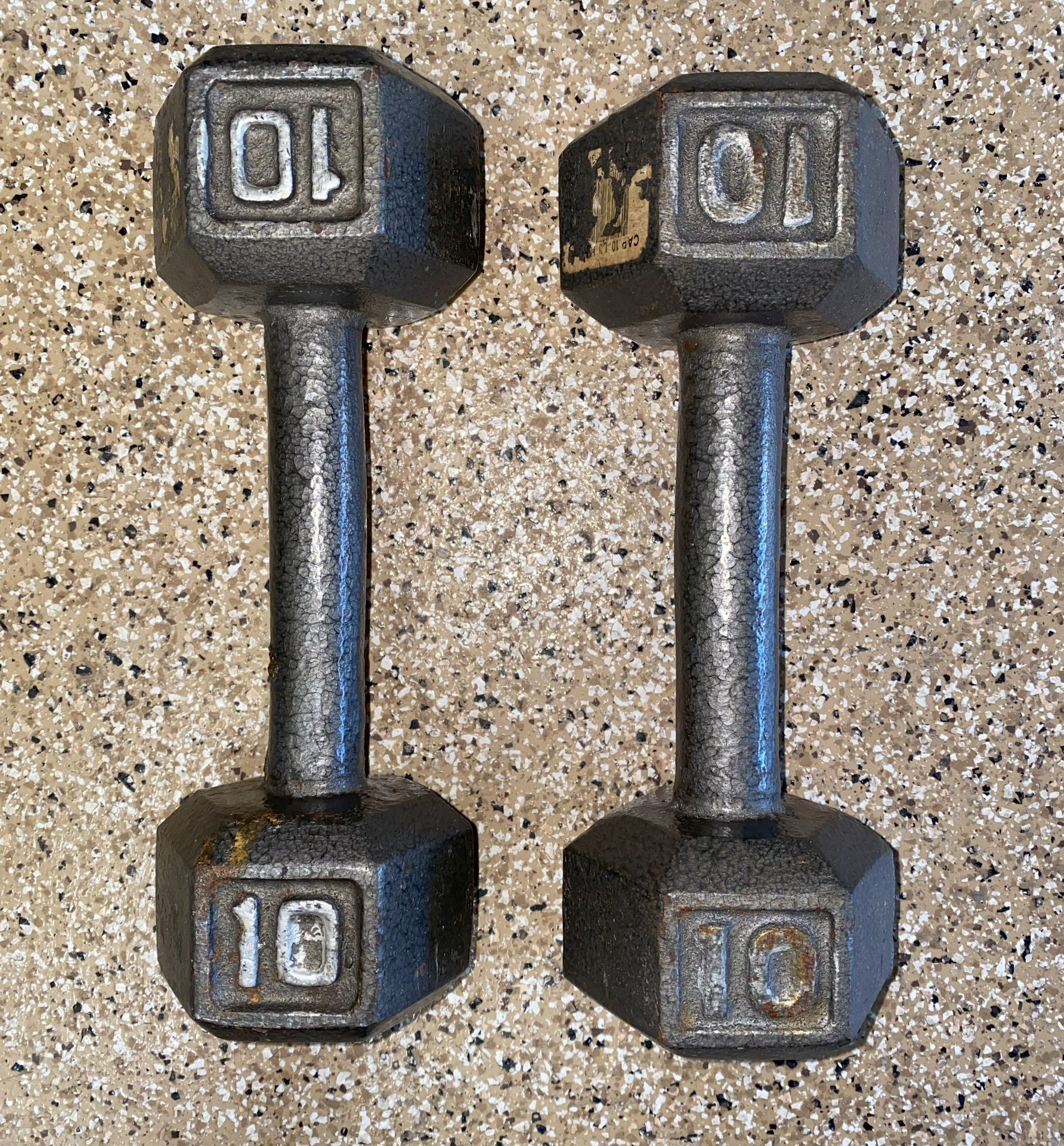 WEIGHTS – QTY 2 10 LBS EACH HEXAGON DUMBBELL HAND WEIGHTS CAST IRON– TOTAL WEIGHT 20 LBS (QTY 2 OF 10 LBS WEIGHTS) FOR MEN AND WOMEN