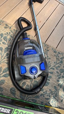 Canister vacuum cleaner