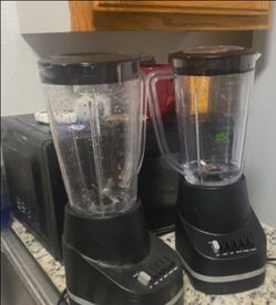 LICUADORA CON VASO DE PLÁSTICO