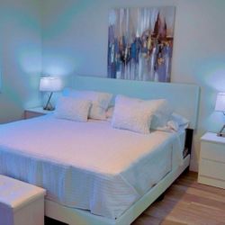 Bed King Size And Teo Nightstand// Cama Tamaño King Y Dos Mesitas De Noche 