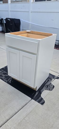 Base Shaker white kitchen cabinet