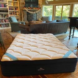 Dream Cloud Premiere Queen Mattress Like New